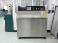 Adjustable UV weather resistance test chamber